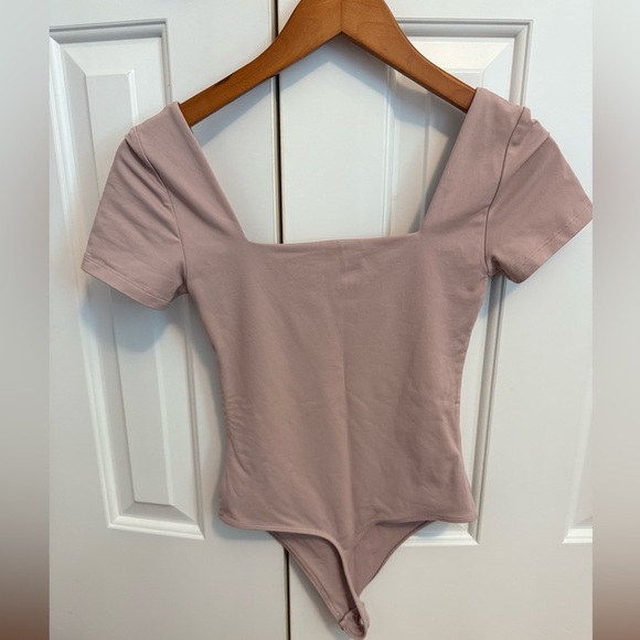 Aritzia Babaton Contour Squareneck Shortsleeve Bodysuit size Small - Picture 4 of 9